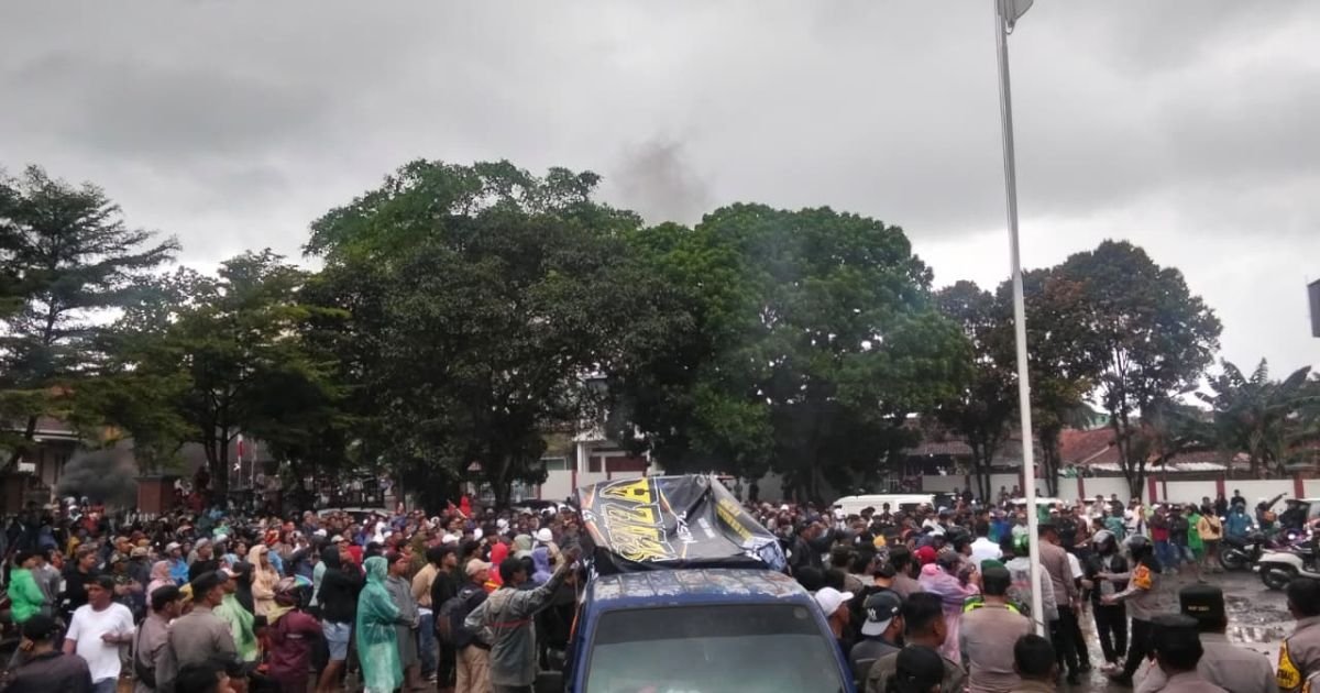 Ricuh Protes Penutupan Tambang di Cigudeg, Aksi Massa Membludak Jalan Nasional Bogor Lumpuh