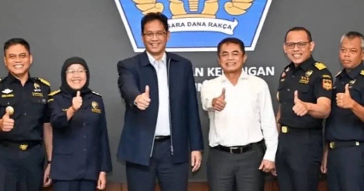 Menteri Keuangan Purbaya Yudhi Sadewa  (tengah) dan jajaran/Instagram