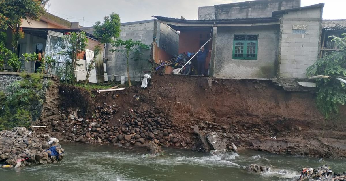 Hujan dengan intensitas tinggi yang mengguyur wilayah Kabupaten Bogor sejak Minggu (3/5) hingga Senin (5/5/2026) siang memicu bencana banjir dan tanah longsor di Desa Ciomas