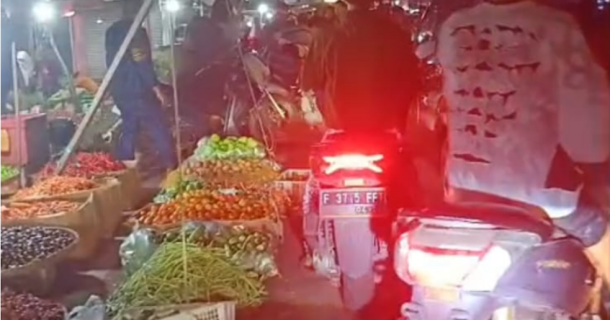 Macet Parah di Leuwiliang Dini Hari Imbas Pembangunan: PKL Tumpah ke Jalan, Ketua Pedagang Angkat Bicara