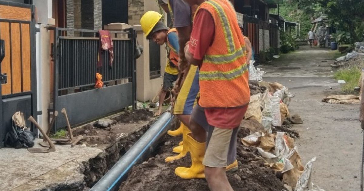 Pekerjaan galian jaringan air bersih tengah dilakukan di Perumahan Bukit Asri, Desa Pagelaran, Kecamatan Ciomas, Kabupaten Bogor.