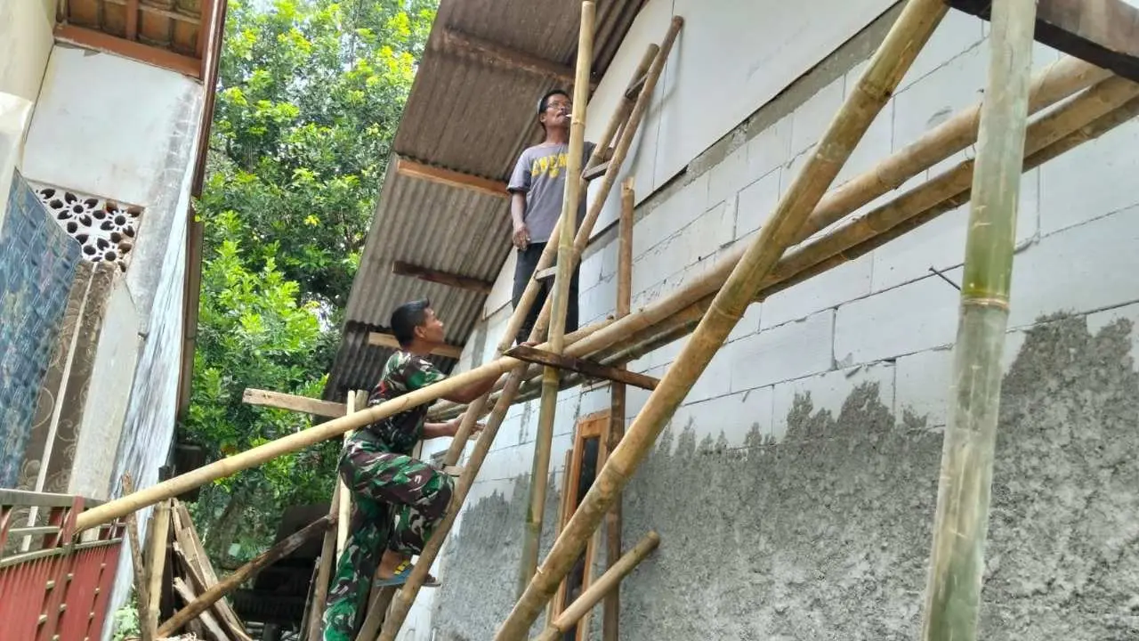 Satgas TMMD Ke-125 Tancap Gas! Rumah Layak untuk Bapak Kusnadi Hampir Rampung