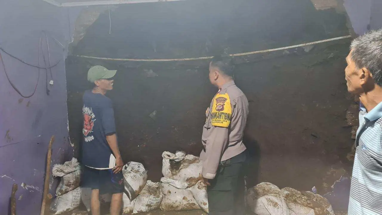 Polsek Caringin Bersama Instansi Terkait Lakukan Pengecekan Terkait Musibah Bencana Robohnya Rumah Warga