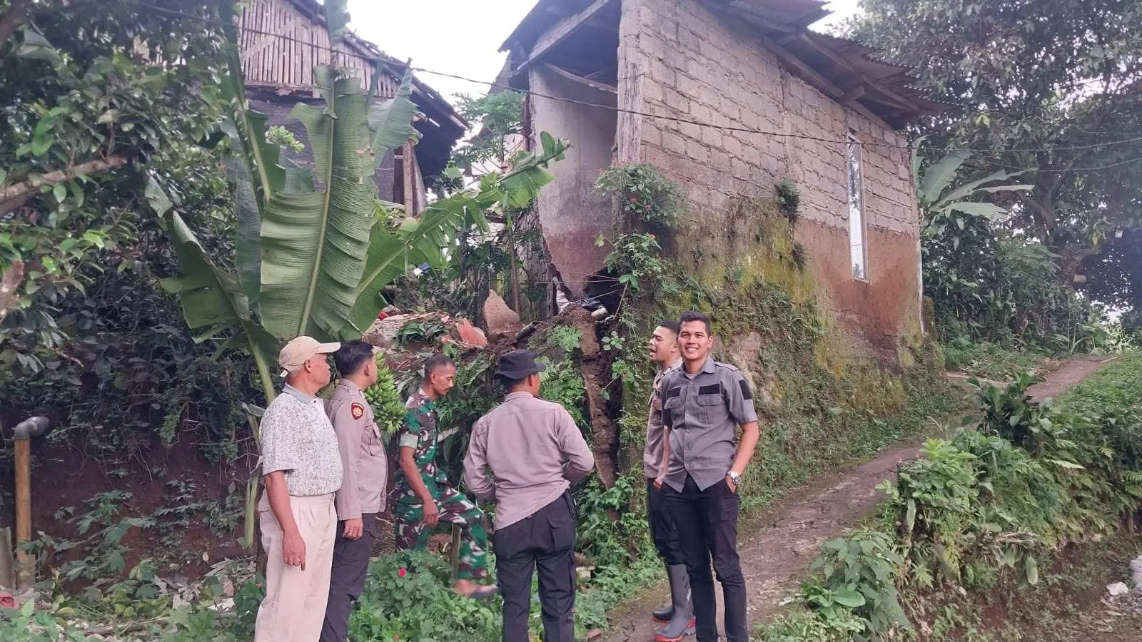 Polsek Ciawi Bersama Instansi Terkait Lakukan Pengecekan Kembali Adanya Rumah Roboh Akibat Bencana Alam