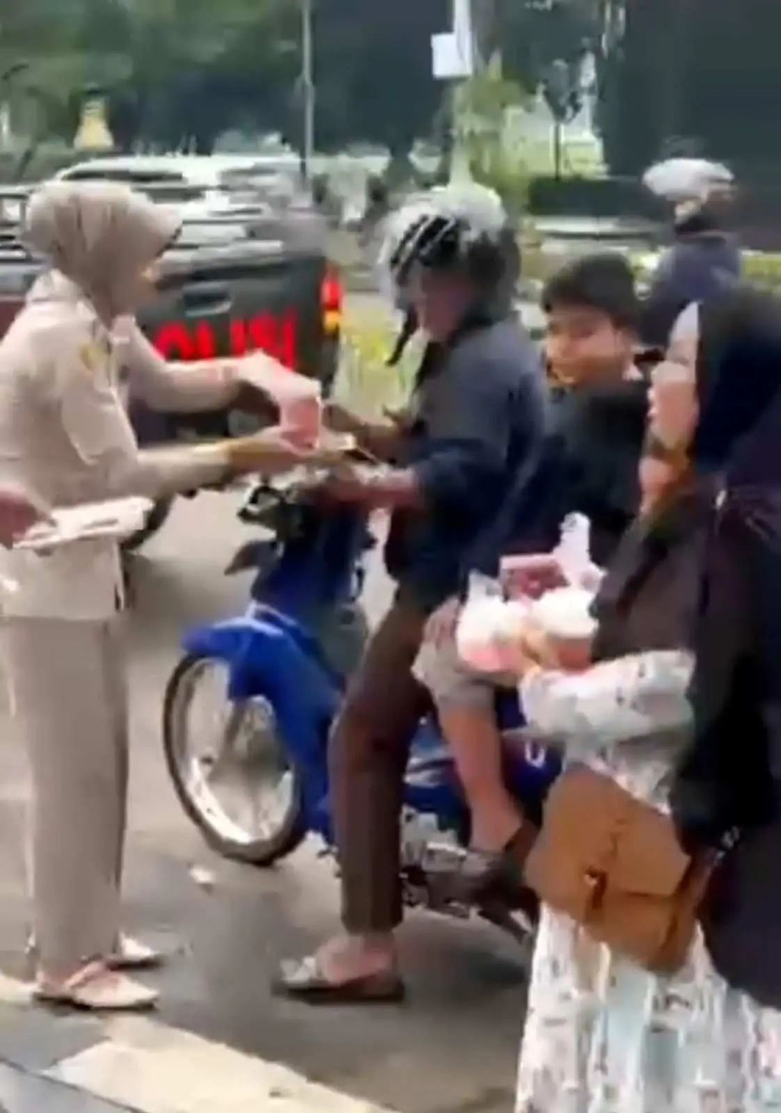 Personil Polres Bogor Bag SDM Bagikan Takjil untuk Berbuka Puasa bagi Pengguna Jalan Depan Mako Polres Bogor