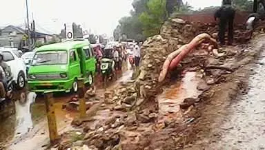 Pipa PDAM Pecah Digilas Alat Berat Kontraktor