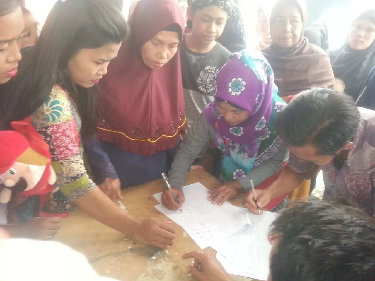 Senangnya, 300 Warga Desa Leuwisadeng Dapatkan Listrik Desa Gratis di 2018