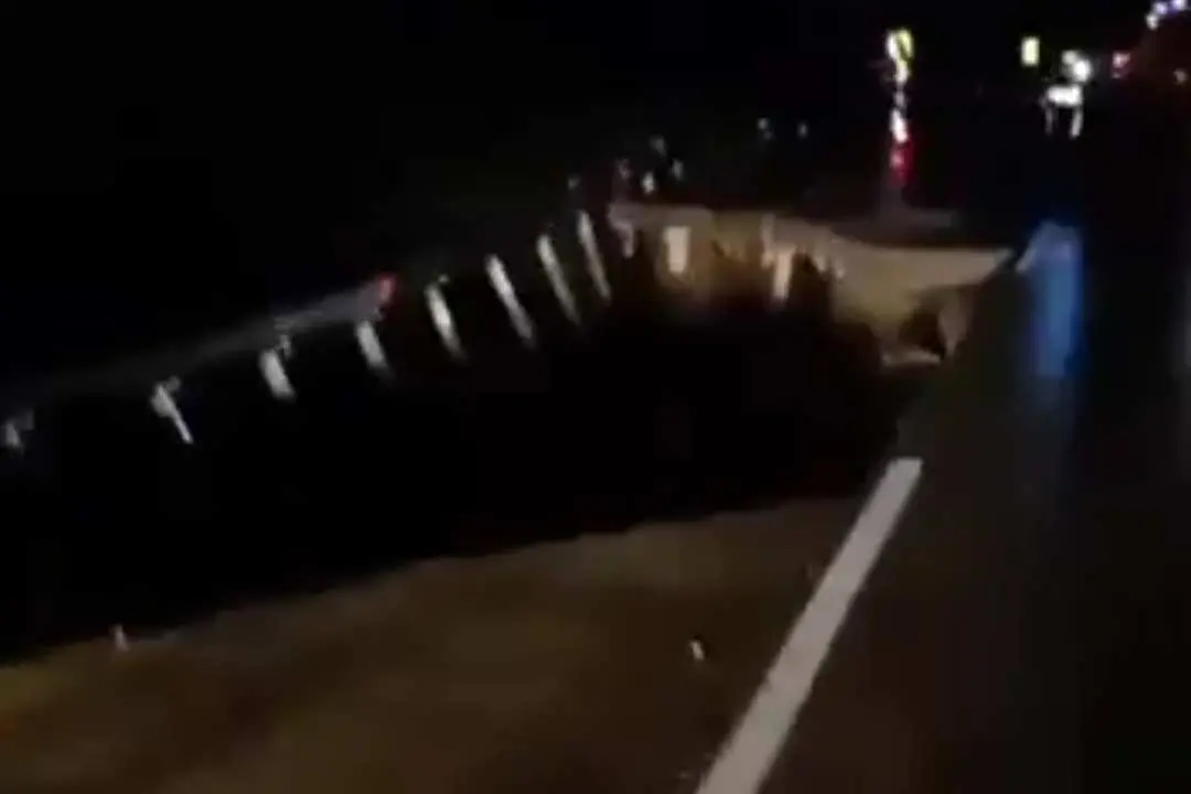 Tol Bocimi KM 64 Amblas, Mobil Dan Penumpang Terperosok